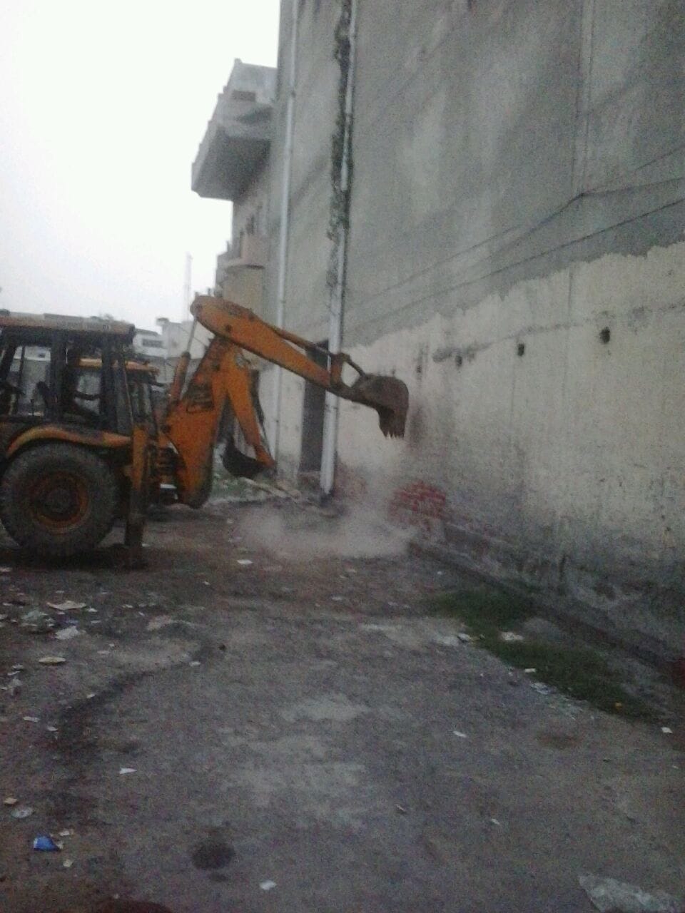 casualty during building demolition in meerut