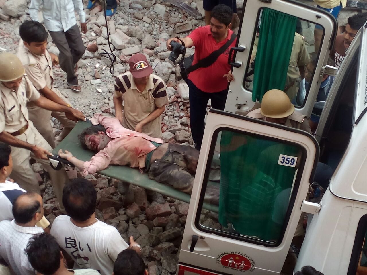 casualty during building demolition in meerut