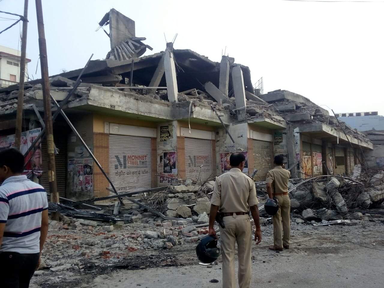 बिल्डिंग गिराने के दौरान हादसा