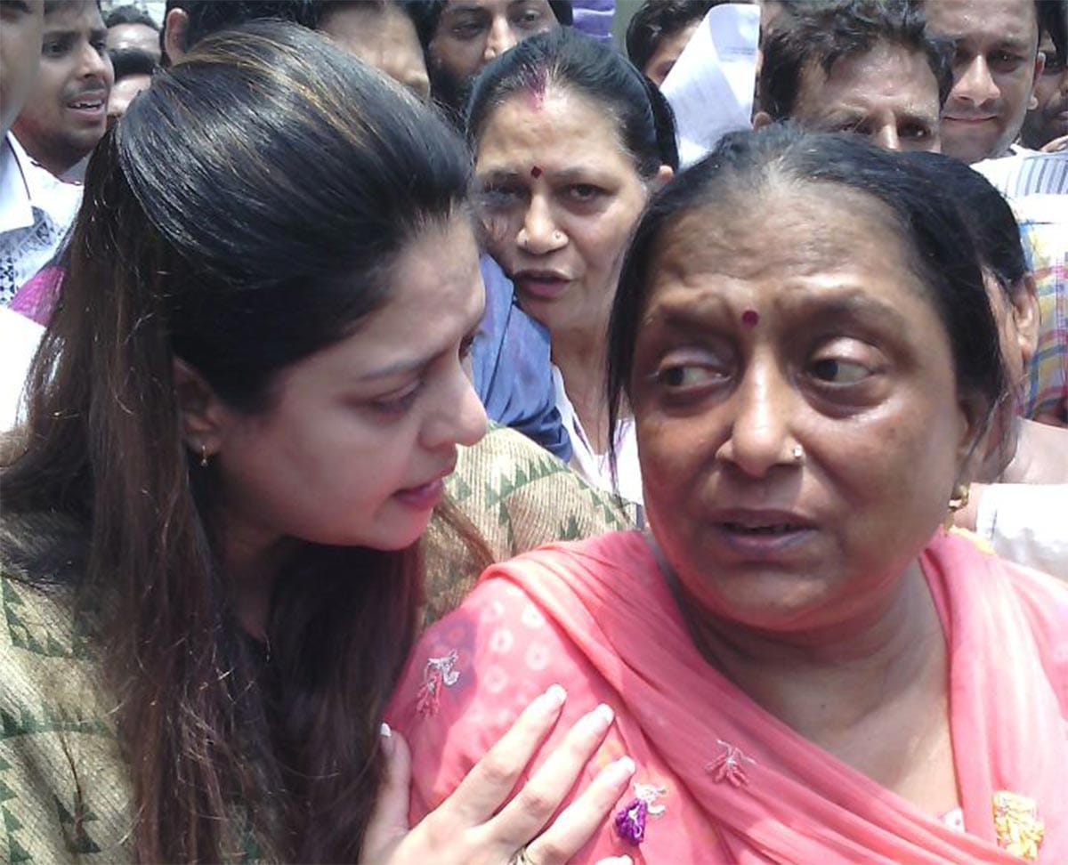 casualty during building demolition in meerut
