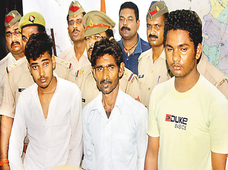 Bank cashier robbed three crooks arrested