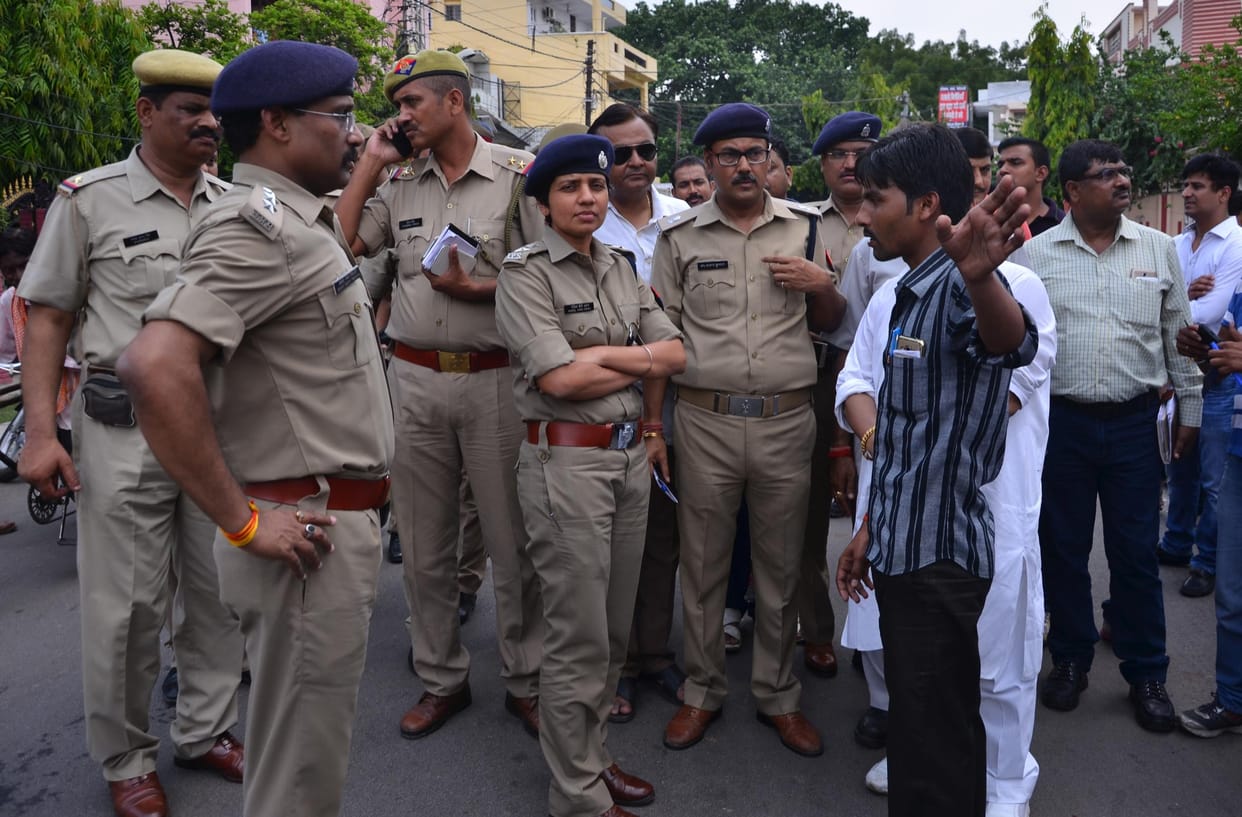 bikers looted 5 lakh cash in naka area