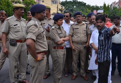 bikers looted 5 lakh cash in naka area