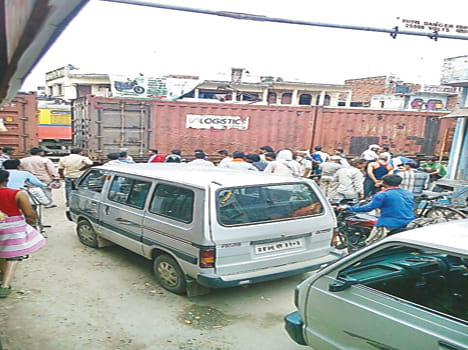 JCB broke the lock of the crossings, track interrupted