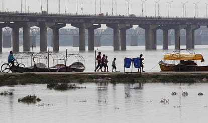 water level of ganga increases, all road towards varansi ghat blocked