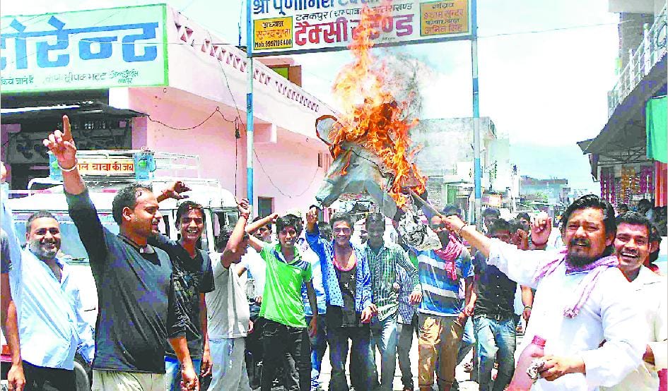 Taxi drivers blew CM's effigy
