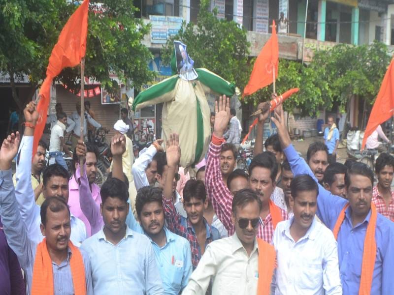 hindoo mahaasangh ne phoonka jaakir ka putala