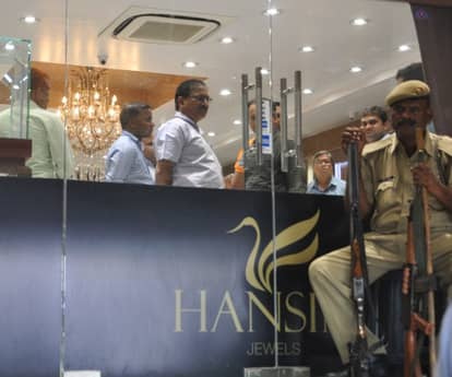 Raid on hanshini jewellers in Lucknow.