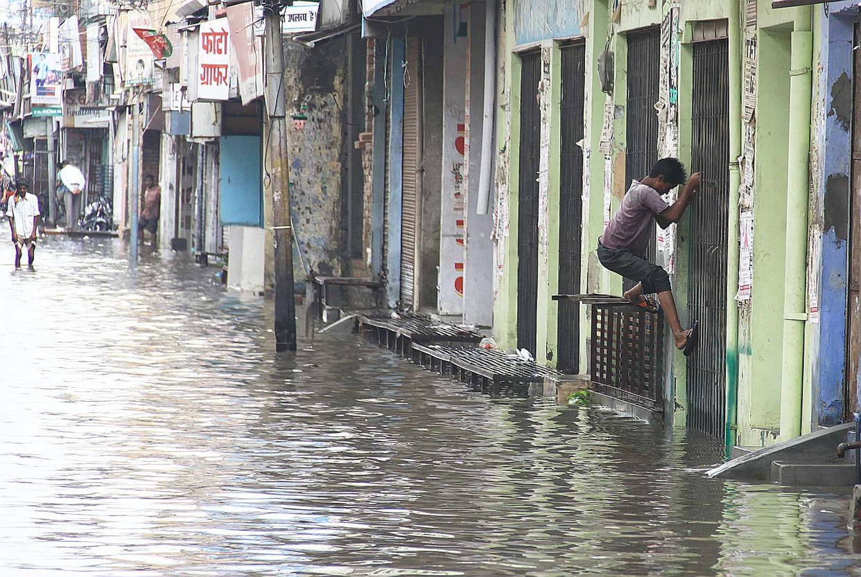 Showers of rain began , said pool from street to street