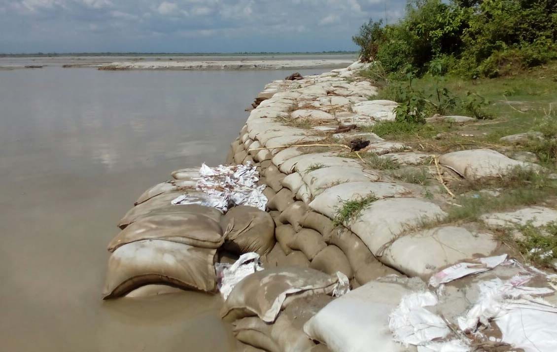Spur of the security began to occupy the Geo bag in the river