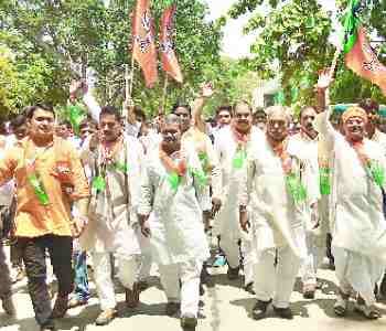 BJP wokers hoop the thana