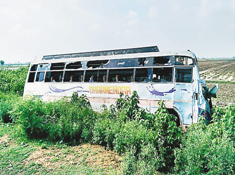 Two buses fell into the pits, many seriously injured Barati