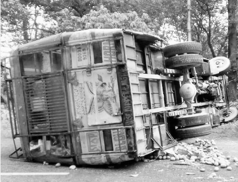 Moteshwar turn private bus back fired, the death of the aged, 10 injured 
