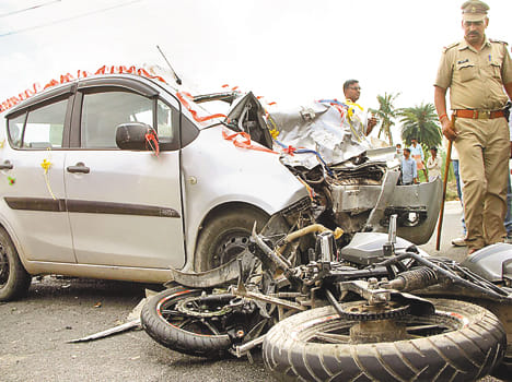 Two killed on the bike to enjoy moving Selfi