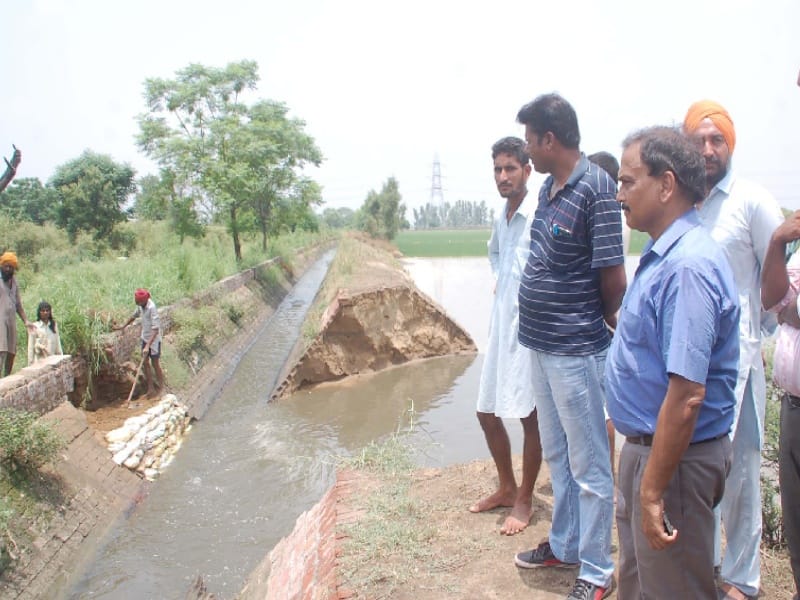 crack, crack in canal, bhatinda canal crack