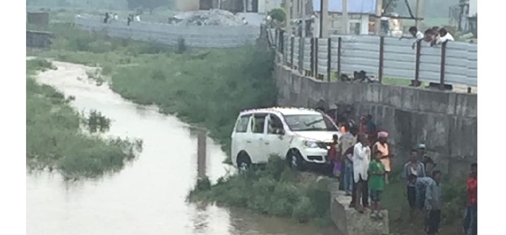 Some vehicles trapped in flood at ponta.