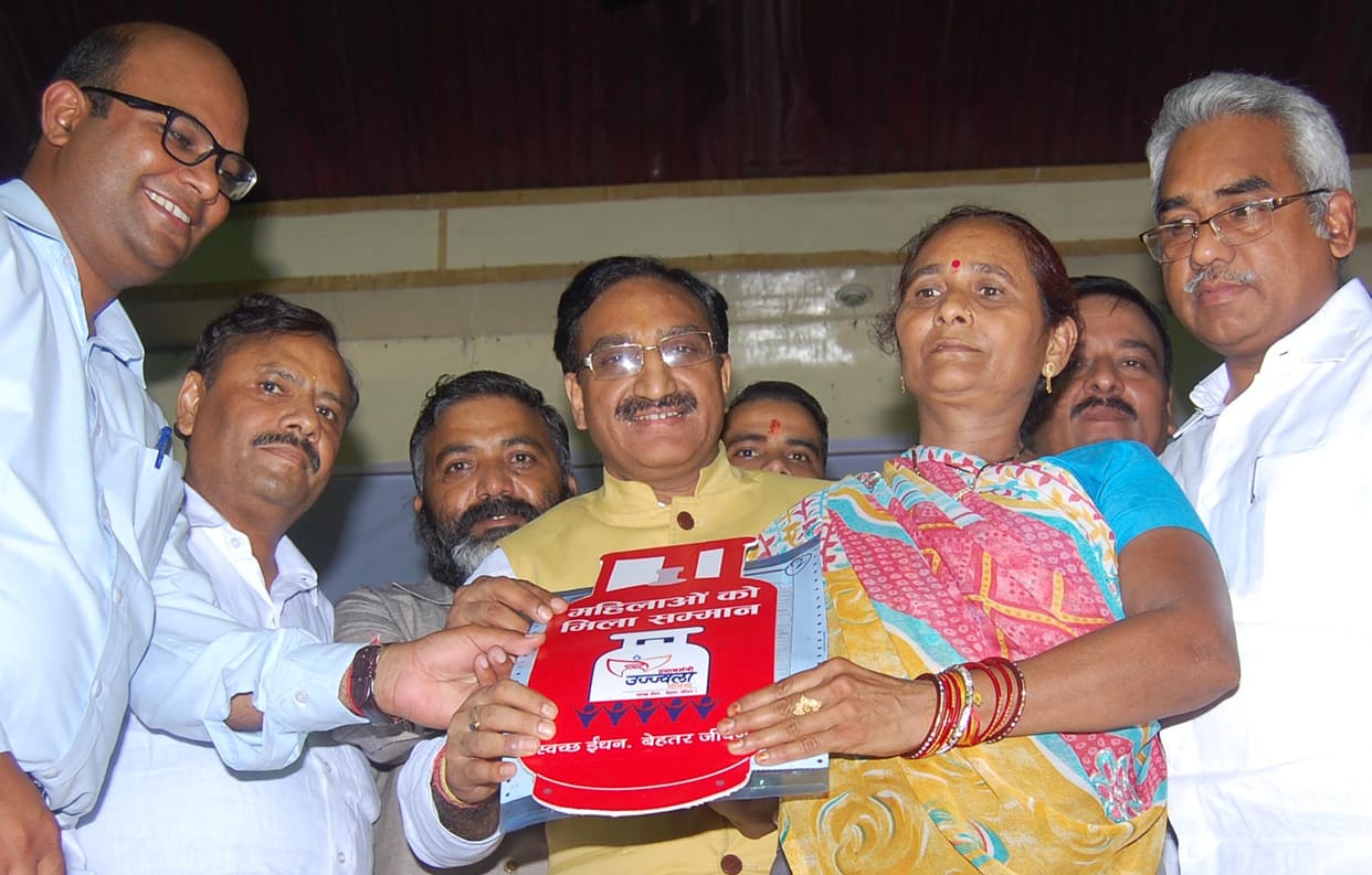 50 women distributed symbolic hip and cylinder