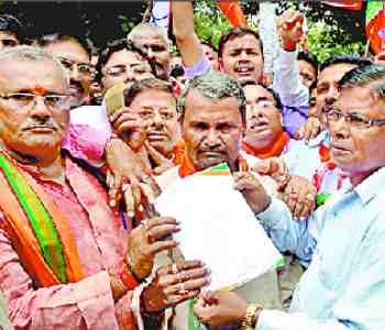 BJP members besieged of the police stations 