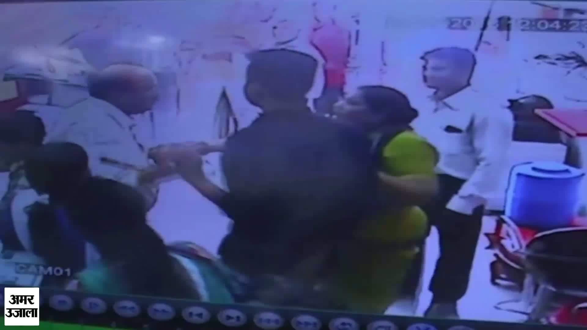 मोबाइल स्टोर में मारपीट