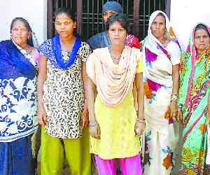 Four lakh jewelery swindled from Six women