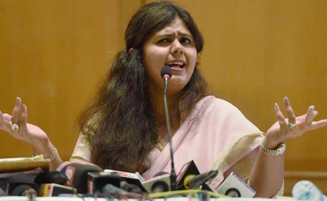 Fadnavis asks Munde to attend water summit
