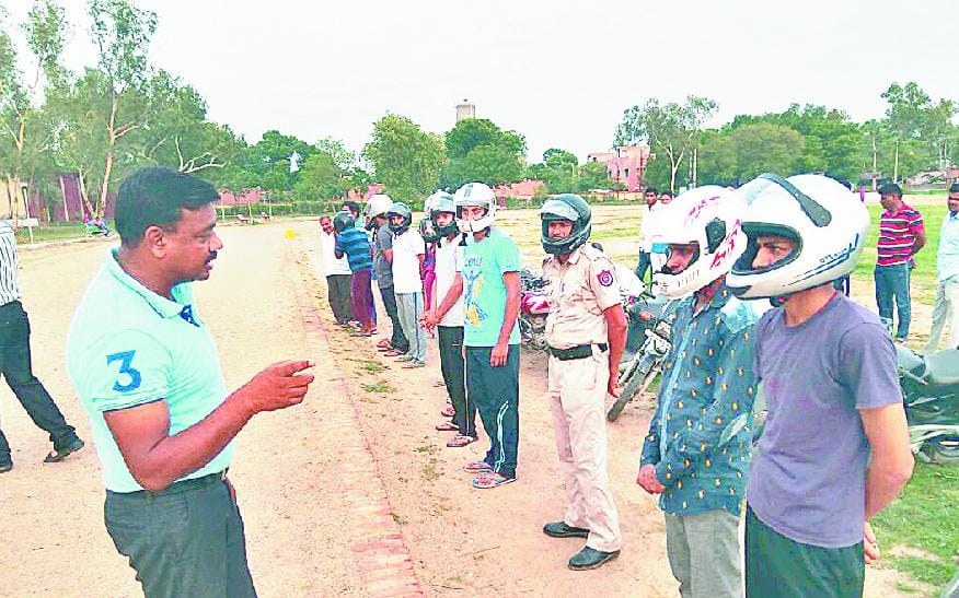 Invoices four policemen, Others Phnaan helmet In Narnaul 