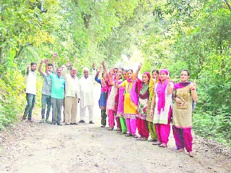 people protest against road bad condition.