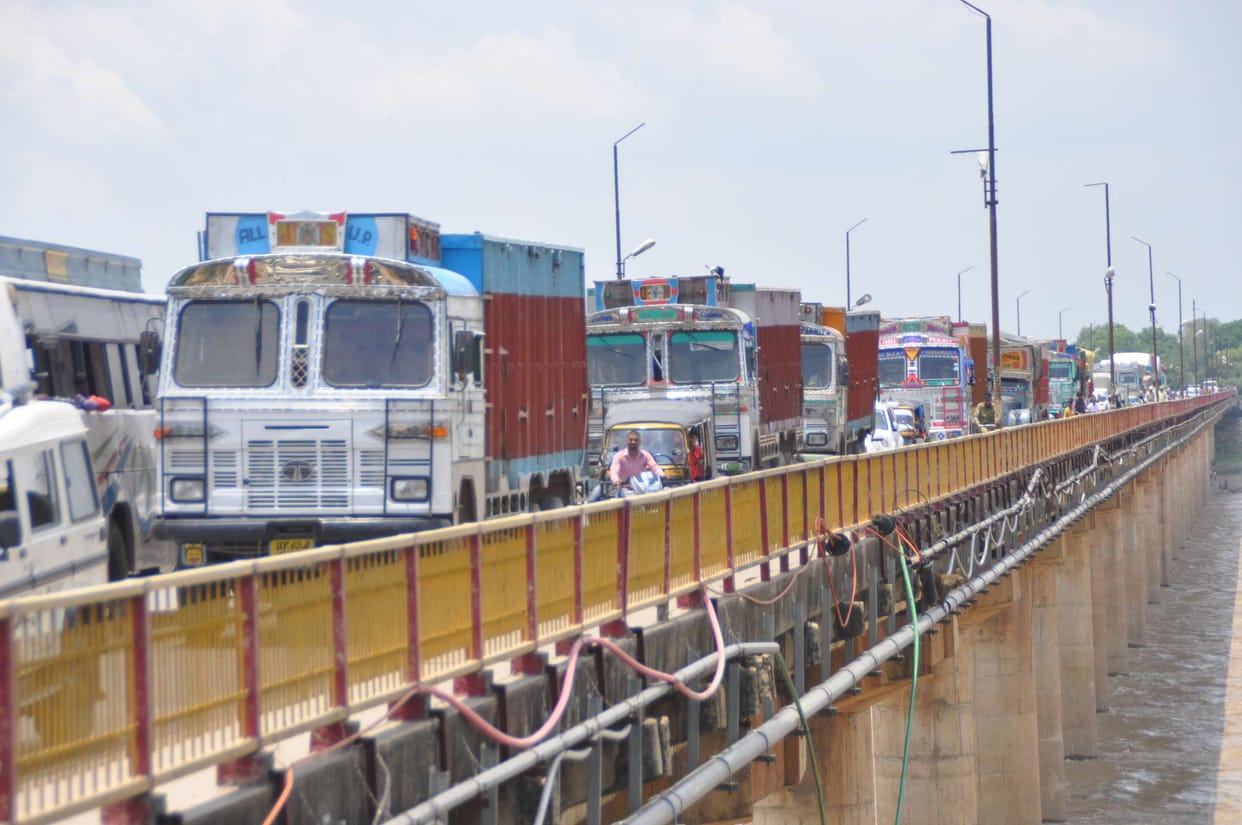 Traffic jams on the bridge from being interrupted Sstri