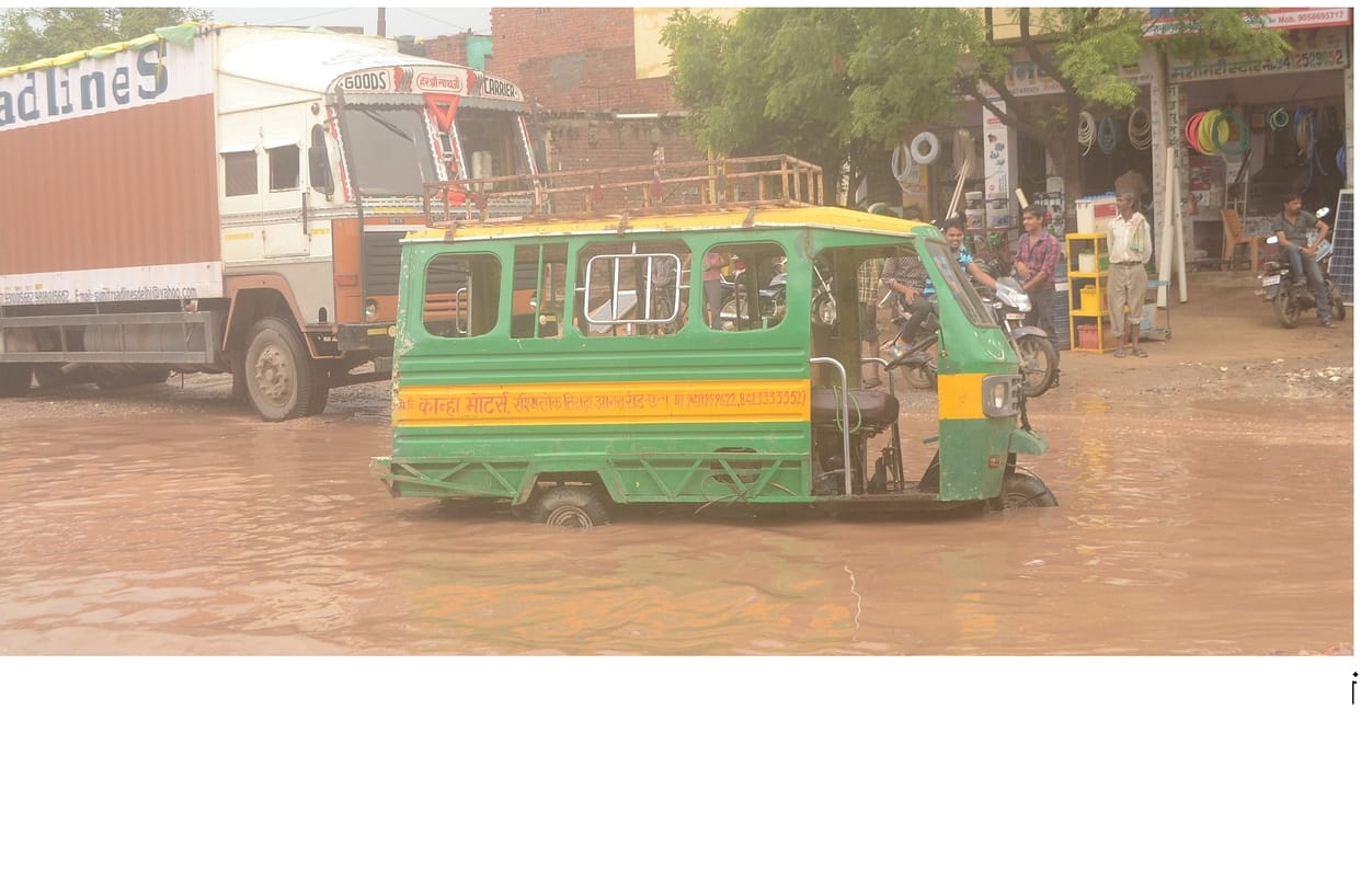 Shikohabad stranded vehicle on the road in the rain