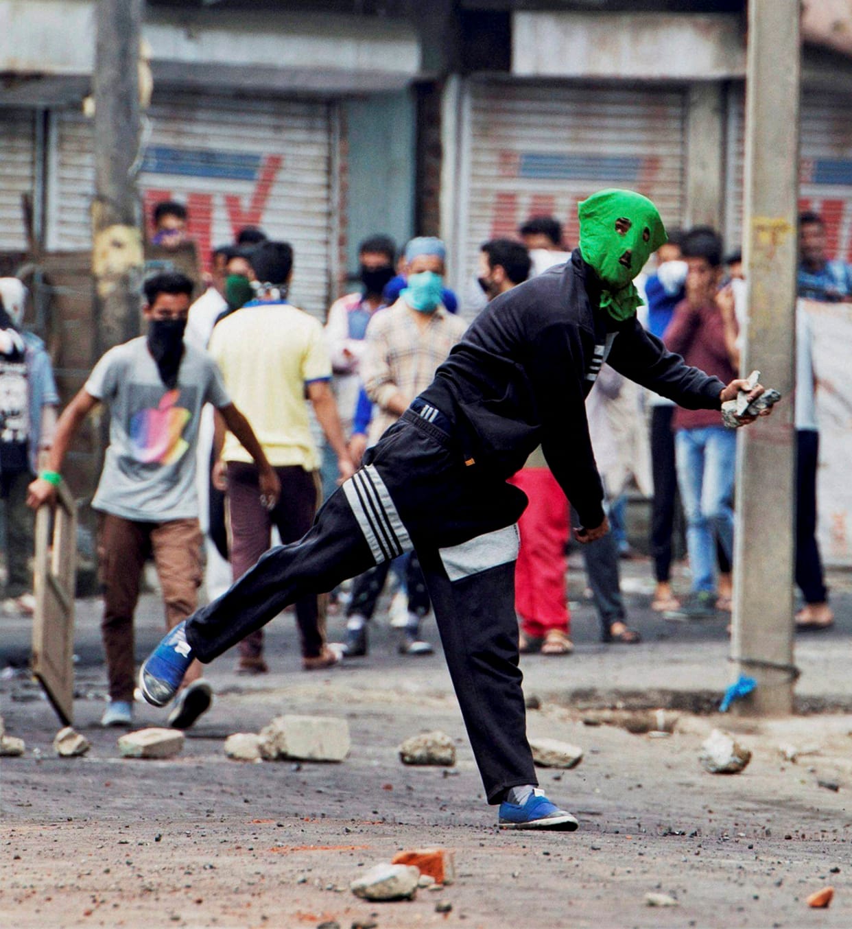 stone pelting on journalist in kashmir valley 