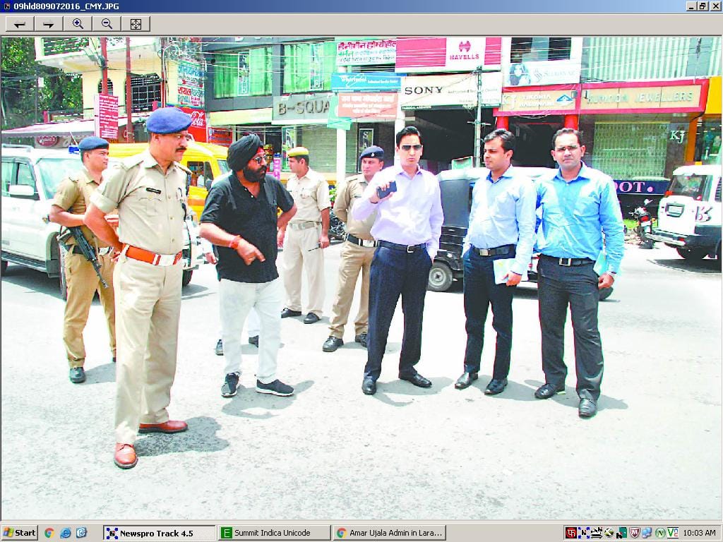 Traffic signals at major intersections will