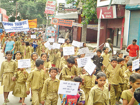  Come and masses plant trees