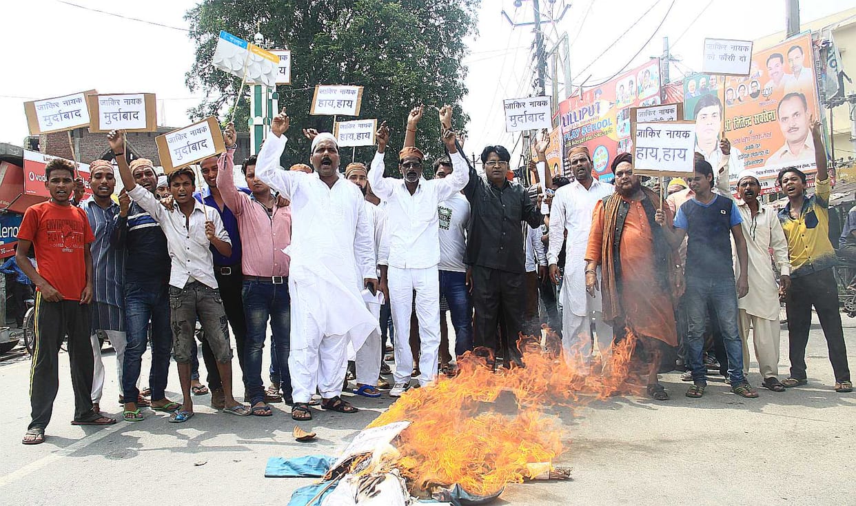 Alleged Islamic preacher Burned an effigy of the hero
