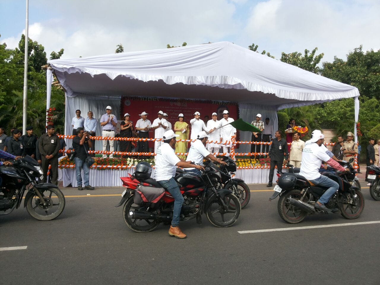 cm akhilesh flag off world population day rally