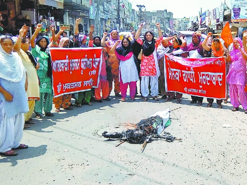 workers burn statue of menka gandhi, anganwadi workers protest, muktsar, punjab
