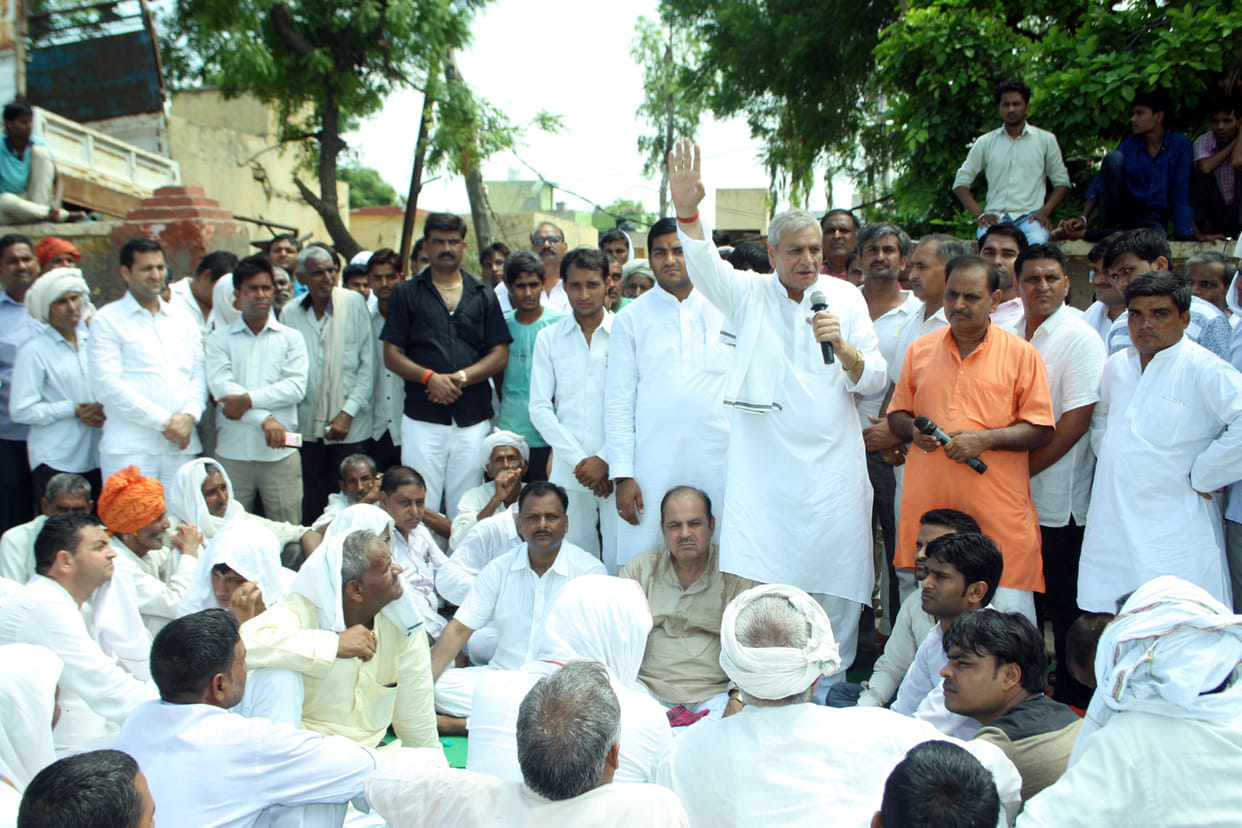 protest by bjp in kosi police station