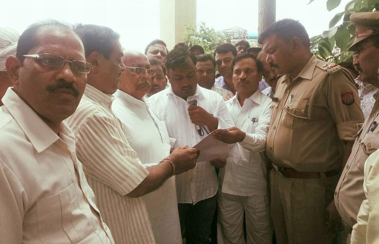 BJP Hafijpur police cordon.