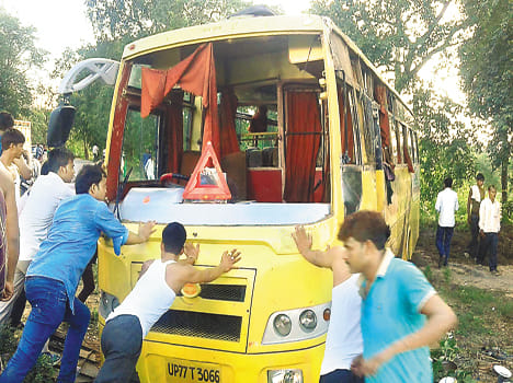 A bus of the procession fired, eight injured