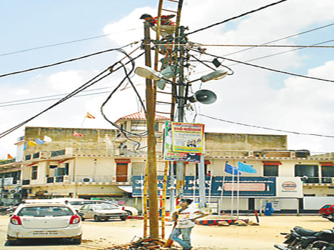 Accelerate the work of removing the damaged poles
