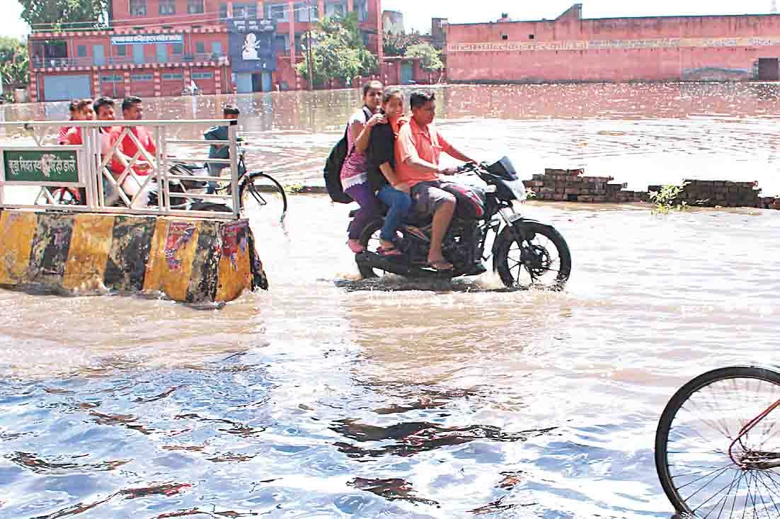 heavy rain in amroha