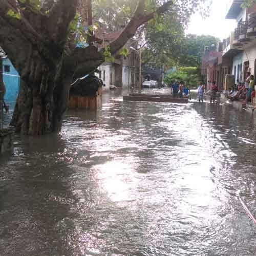 Heavy rain makes flood situation in Agra