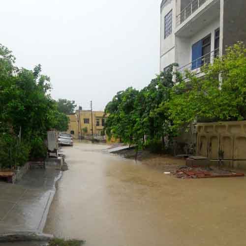 Heavy rain makes flood situation in Agra
