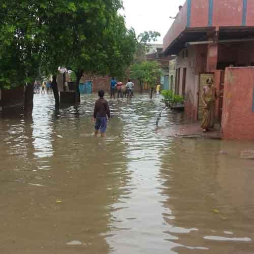 Heavy rain makes flood situation in Agra