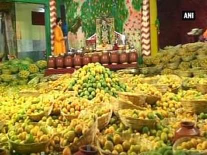 21,000 mango baskets offered to Lord Krishna during mango festival