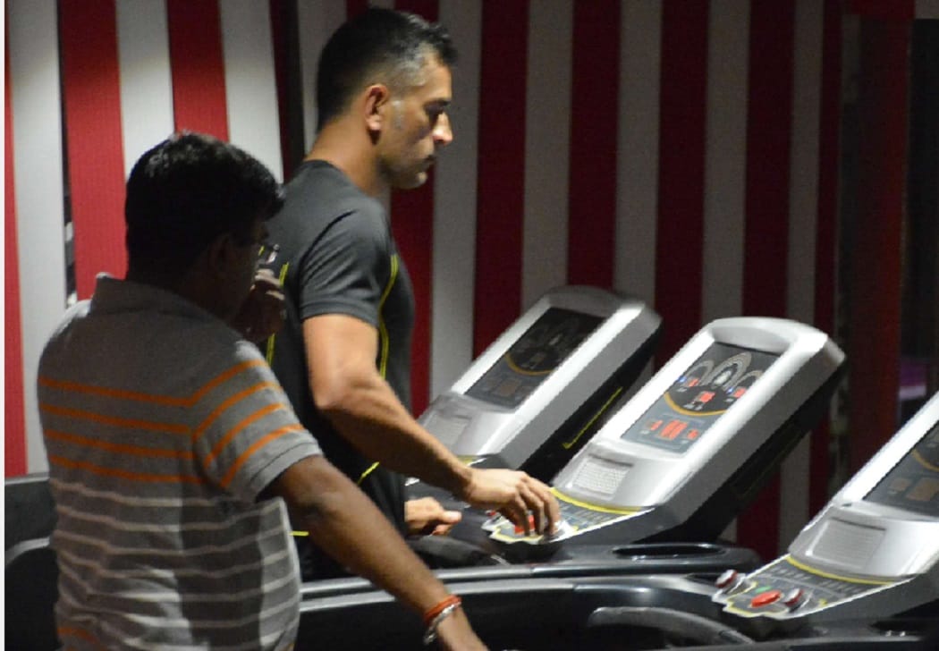 Dhoni's Varanasi visit, fans wanted selfie with Mahi