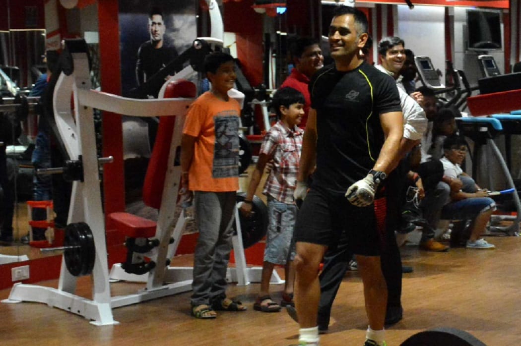 Dhoni's Varanasi visit, fans wanted selfie with Mahi
