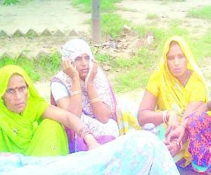 Tempo driver killed, bodies found on railway track