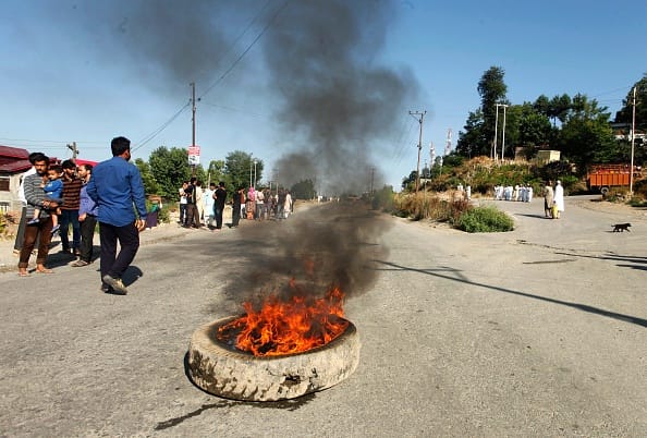 heavy stone pelting in srinagar to jawahar tunnel 