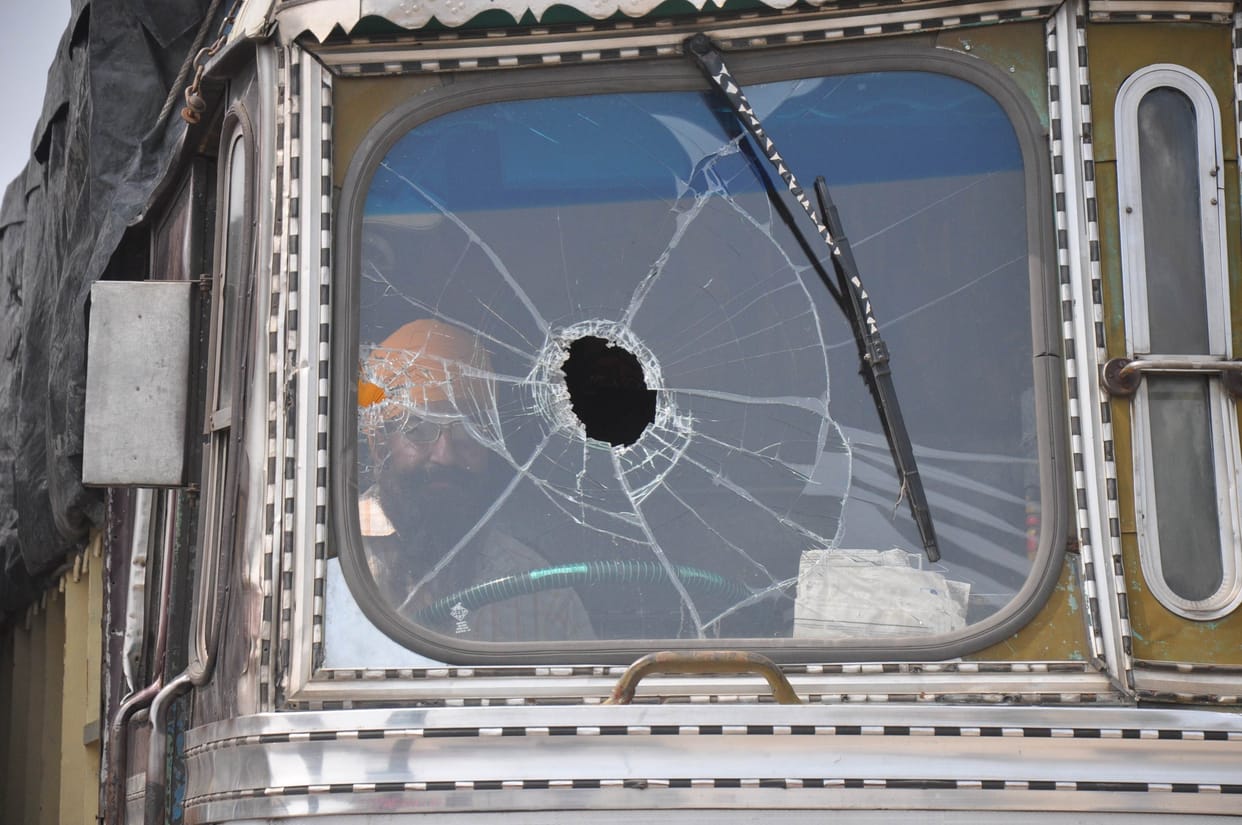 stone pelting on truck driver in jammu 