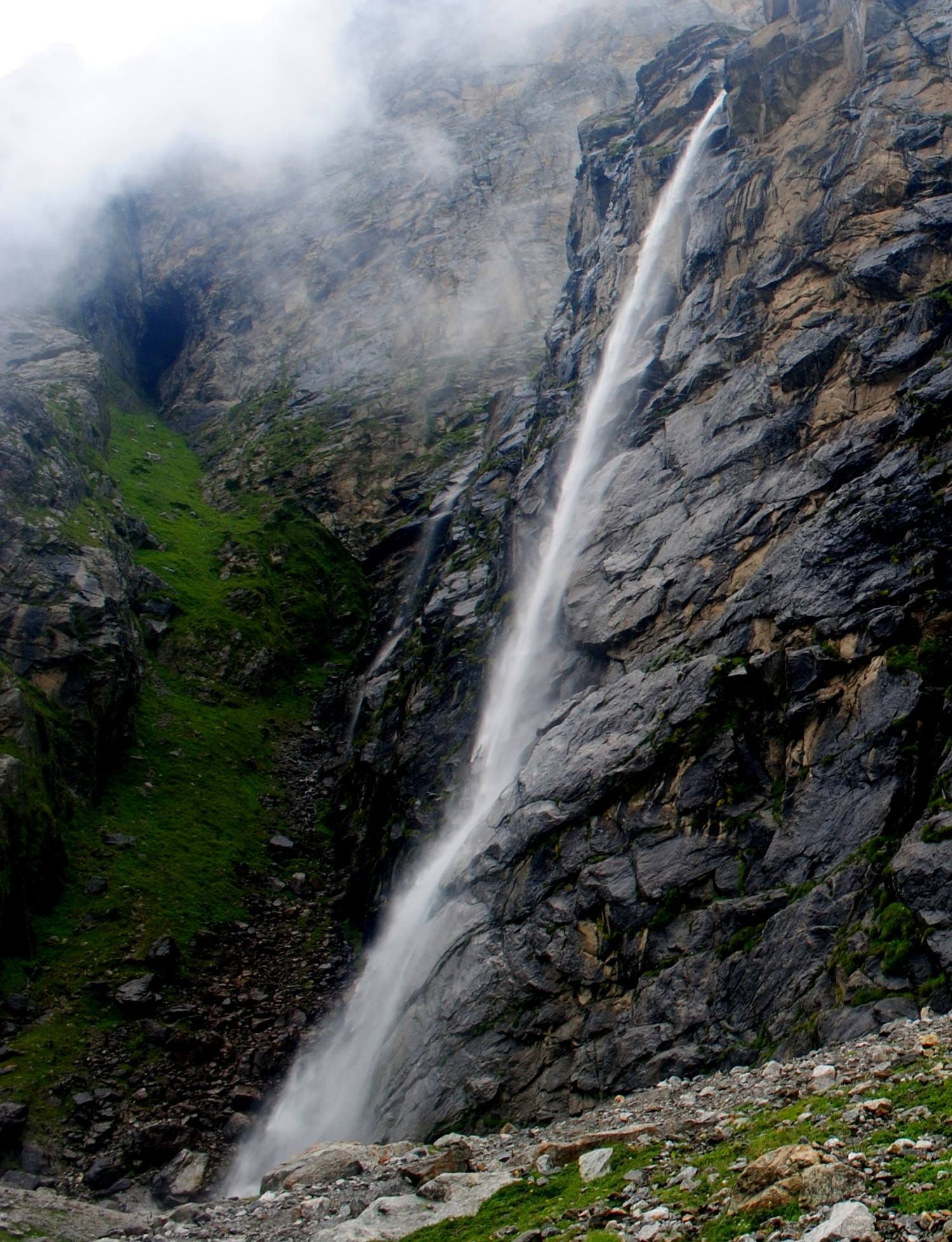vasudhara waterfall uttarakhand